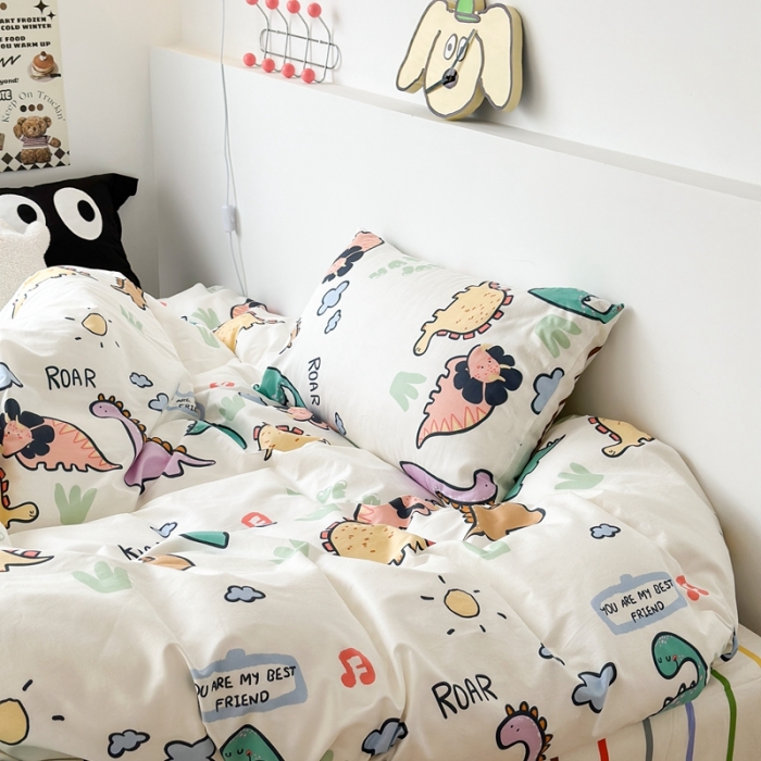 91家纺网 家纺一手货源 找家纺 昔可 2023新款学生季卡通普通款四件套 彩条恐龙