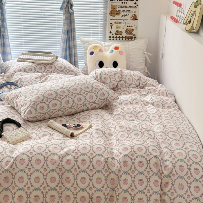 91家纺网 家纺一手货源 找家纺 昔可 2023新款学生季卡通普通款四件套 圈圈草莓