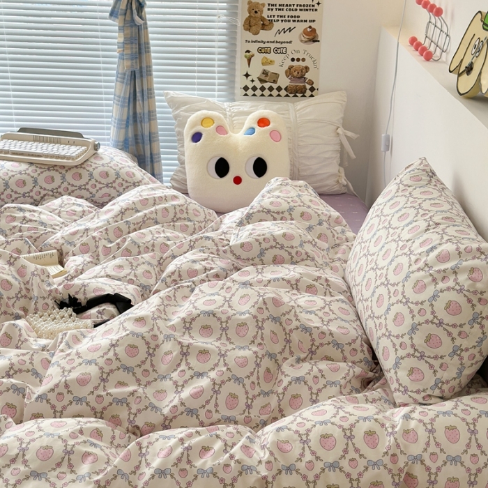 91家纺网 家纺一手货源 找家纺 昔可 2023新款学生季卡通普通款四件套 圈圈草莓