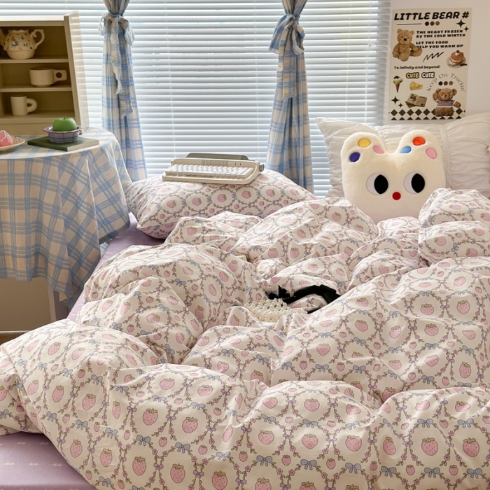 91家纺网 家纺一手货源 找家纺 昔可 2023新款学生季卡通普通款四件套 圈圈草莓