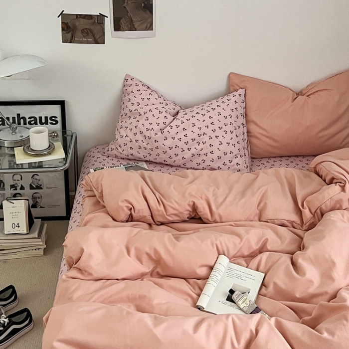 91家纺网 家纺一手货源 找家纺 直播热款A类水洗棉双层纱四件套纯色小碎花被套床笠三件套 粉玉+小樱桃