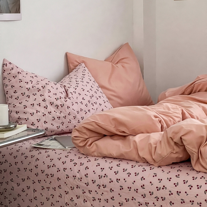 91家纺网 家纺一手货源 找家纺 直播热款A类水洗棉双层纱四件套纯色小碎花被套床笠三件套 粉玉+小樱桃