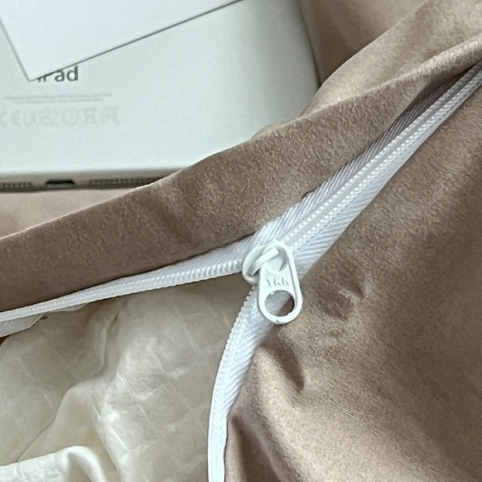 91家纺网 家纺一手货源 找家纺 直播热款A类水洗棉双层纱四件套纯色小碎花被套床笠三件套 卡其+小熊院长