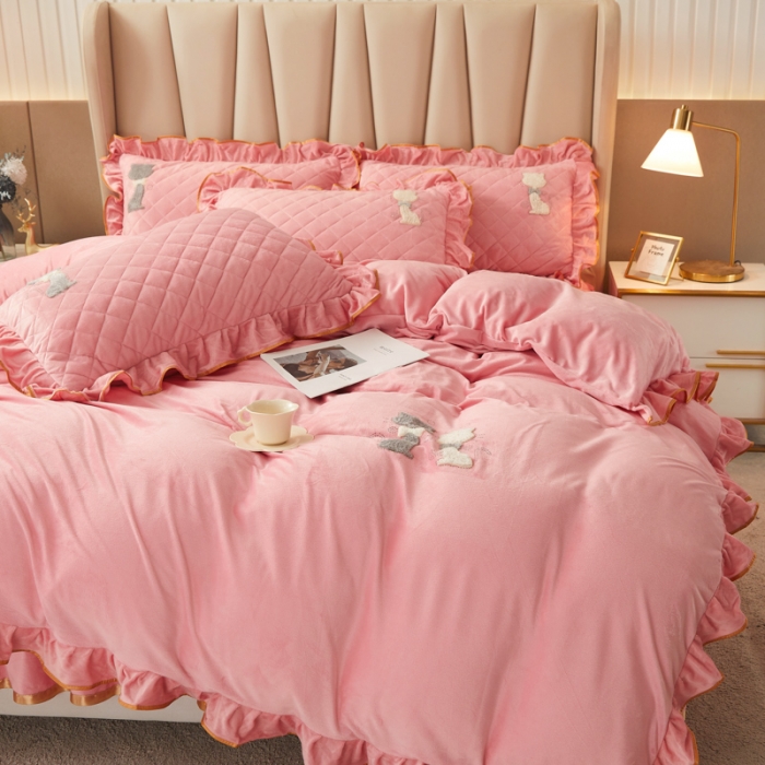 91家纺网 家纺一手货源 找家纺 恋尚 2023新款水晶绒夹棉床裙床笠四件套-KT猫系列 粉色