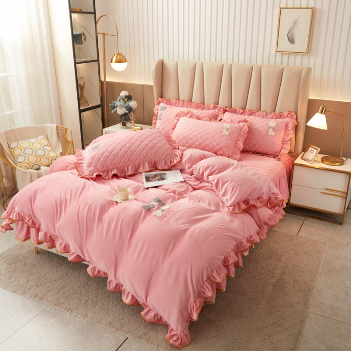 91家纺网 家纺一手货源 找家纺 恋尚 2023新款水晶绒夹棉床裙床笠四件套-KT猫系列 粉色