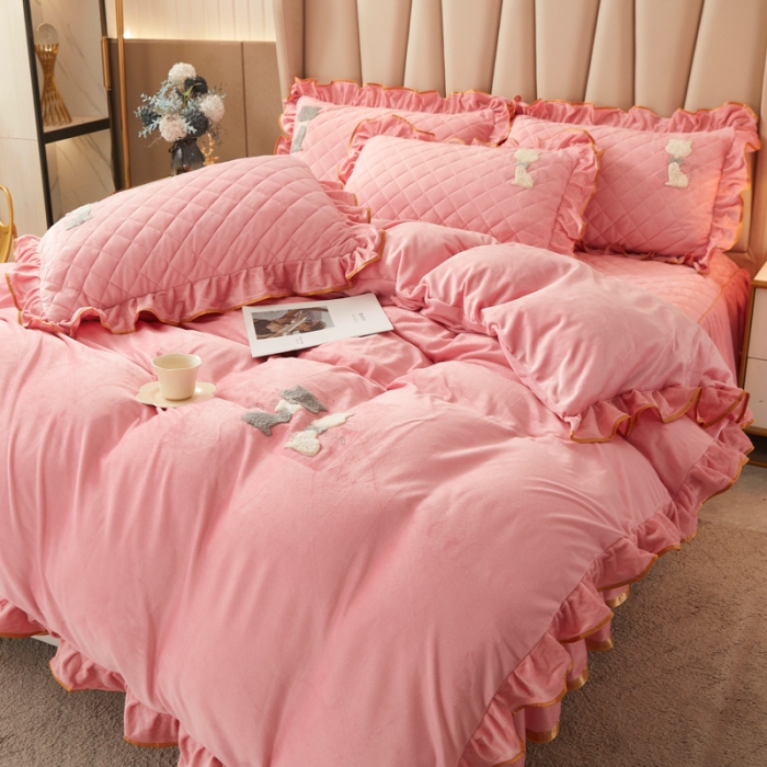 91家纺网 家纺一手货源 找家纺 恋尚 2023新款水晶绒夹棉床裙床笠四件套-KT猫系列 粉色