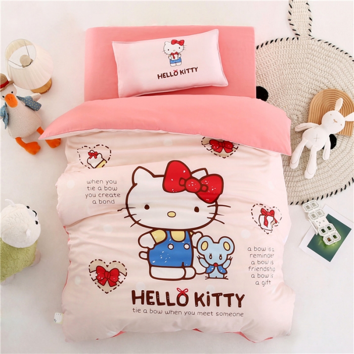 91家纺网 家纺一手货源 找家纺 孩子王 2023新款三丽鸥正版授权KT猫全棉学生大版卡通幼儿园多件套 伙伴KT