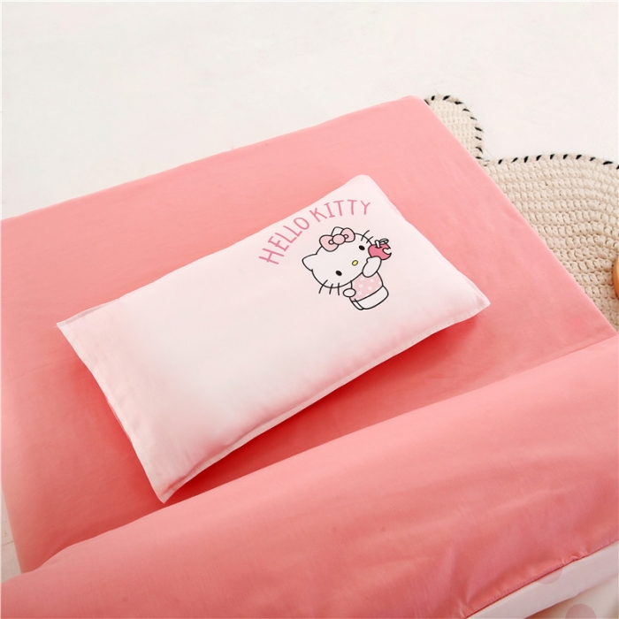 91家纺网 家纺一手货源 找家纺 孩子王 2023新款三丽鸥正版授权KT猫全棉学生大版卡通幼儿园多件套 时尚KT