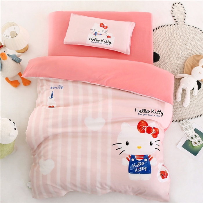 91家纺网 家纺一手货源 找家纺 孩子王 2023新款三丽鸥正版授权KT猫全棉学生大版卡通幼儿园多件套 甜心KT