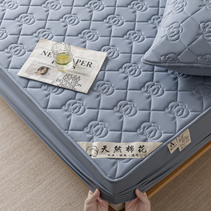 91家纺网 家纺一手货源 找家纺 鑫钰 2023新款亲肤棉夹棉新疆棉花床笠床罩床垫保护垫 棉朵-宝石蓝