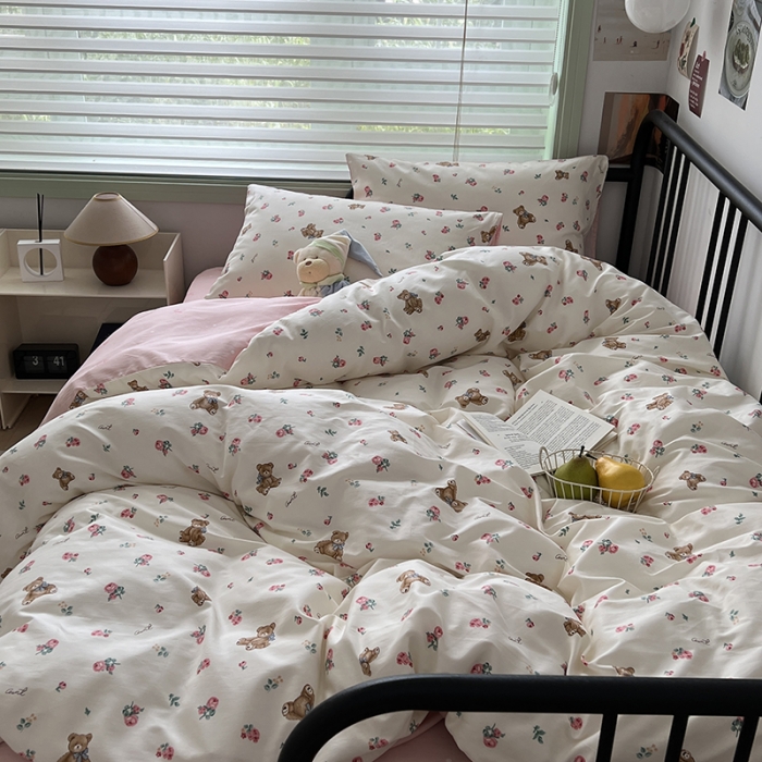 91家纺网 家纺一手货源 找家纺 昔可 2023新款全棉卡通小清新四件套 玫瑰小熊公仔