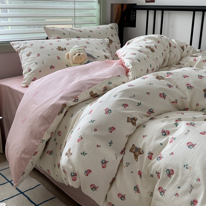 91家纺网 家纺一手货源 找家纺 昔可 2023新款全棉卡通小清新四件套 玫瑰小熊公仔