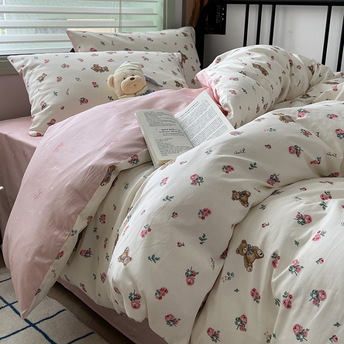 91家纺网 家纺一手货源 找家纺 昔可 2023新款全棉卡通小清新四件套 玫瑰小熊公仔