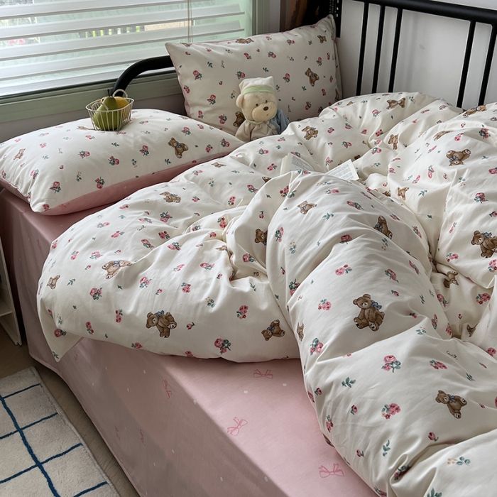 91家纺网 家纺一手货源 找家纺 昔可 2023新款全棉卡通小清新四件套 玫瑰小熊公仔