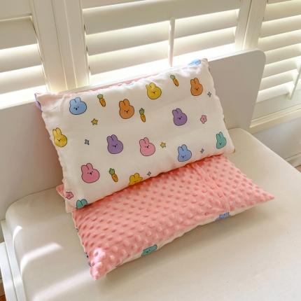 91家纺网 家纺一手货源 找家纺 希诺 2023新款全棉婴幼儿双层纱儿童可拆洗豆豆枕午睡枕 五彩兔兔