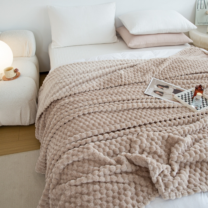 91家纺网 家纺一手货源 找家纺 羋多 2023年新款菠萝格提花毯子法莱绒云貂绒贴布毛毯 金龟绒-米咖