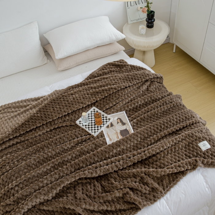 91家纺网 家纺一手货源 找家纺 羋多 2023年新款菠萝格提花毯子法莱绒云貂绒贴布毛毯 金龟绒-深咖