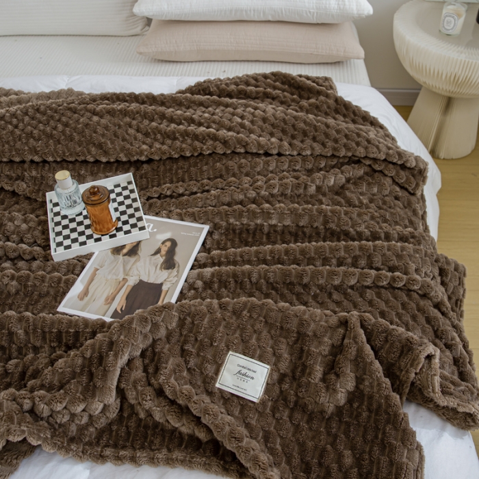 91家纺网 家纺一手货源 找家纺 羋多 2023年新款菠萝格提花毯子法莱绒云貂绒贴布毛毯 金龟绒-深咖