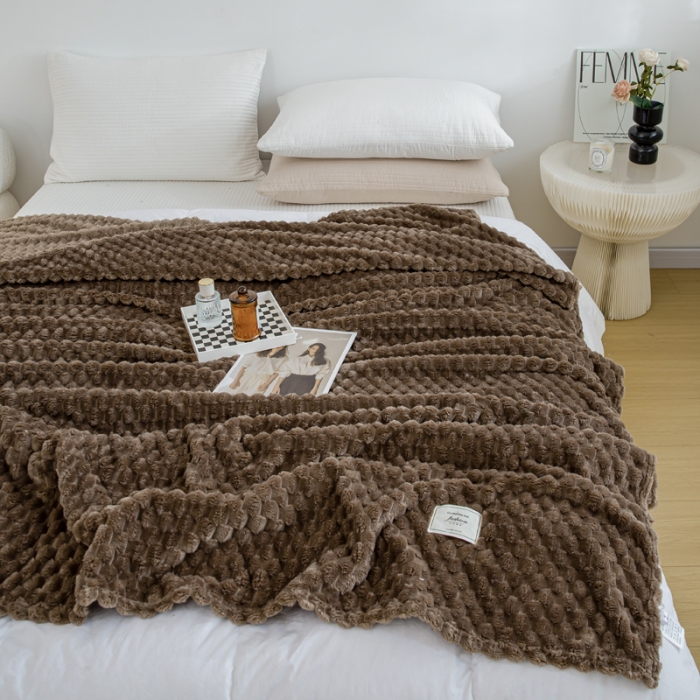 91家纺网 家纺一手货源 找家纺 羋多 2023年新款菠萝格提花毯子法莱绒云貂绒贴布毛毯 金龟绒-深咖