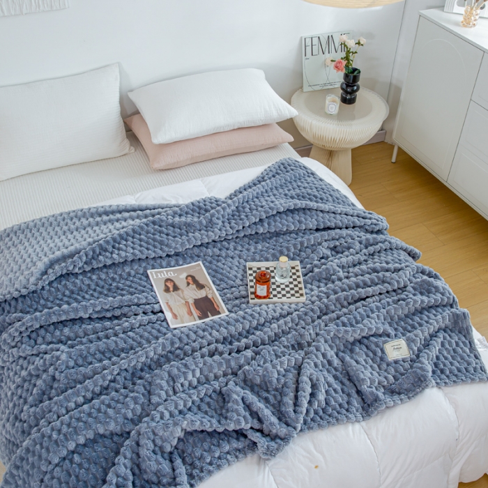 91家纺网 家纺一手货源 找家纺 羋多 2023年新款菠萝格提花毯子法莱绒云貂绒贴布毛毯 金龟绒-雾蓝