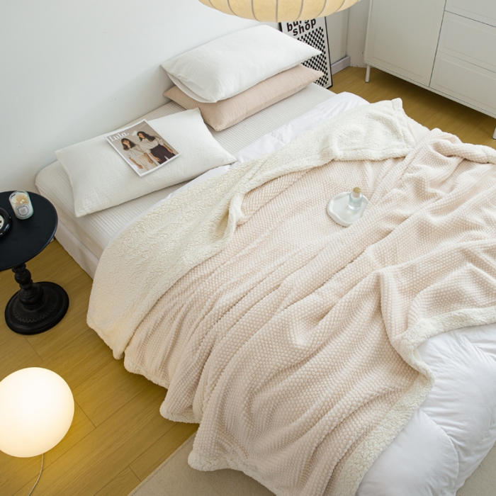 91家纺网 家纺一手货源 找家纺 羋多2023年新款AB版提花塔芙绒羊羔绒毯子舒棉绒毛毯 玫瑰绒-奶油白