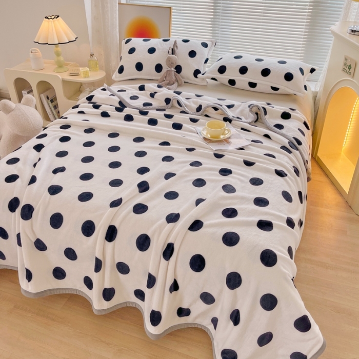 91家纺网 家纺一手货源 找家纺 雅萱 2024新款牛奶绒盖毯子毛毯午睡毯保暖加厚 白波点