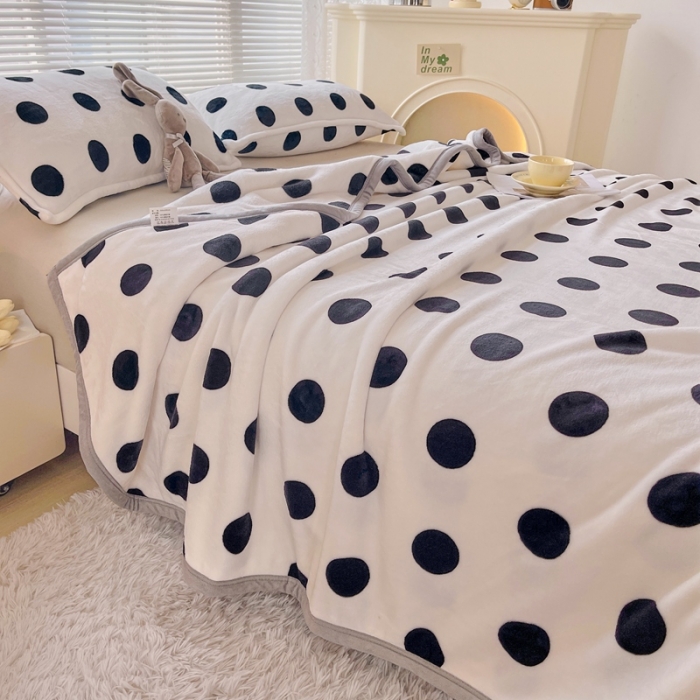 91家纺网 家纺一手货源 找家纺 雅萱 2024新款牛奶绒盖毯子毛毯午睡毯保暖加厚 白波点