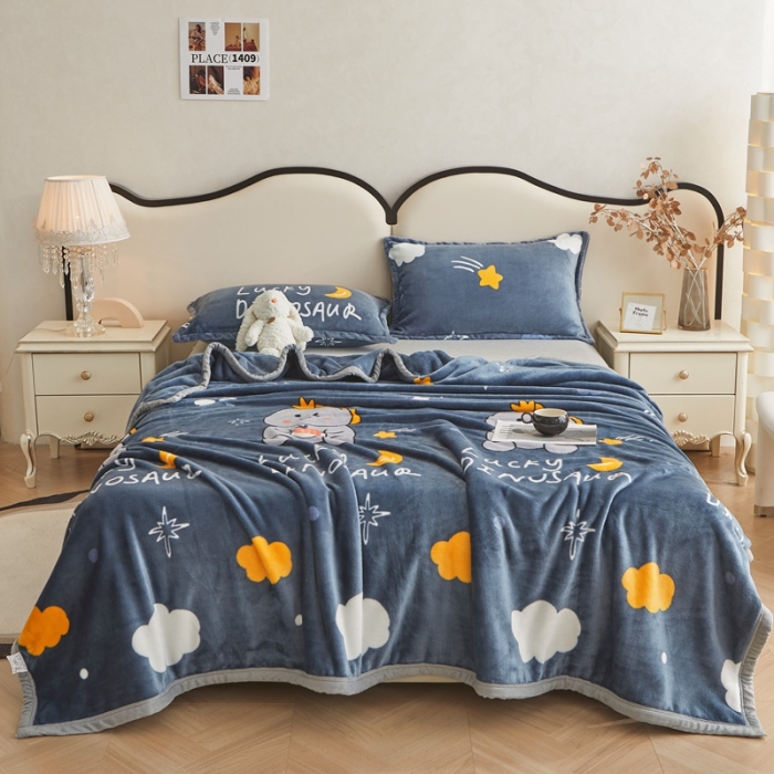 91家纺网 家纺一手货源 找家纺 雅萱 2024新款牛奶绒盖毯子毛毯午睡毯保暖加厚 草莓恐龙