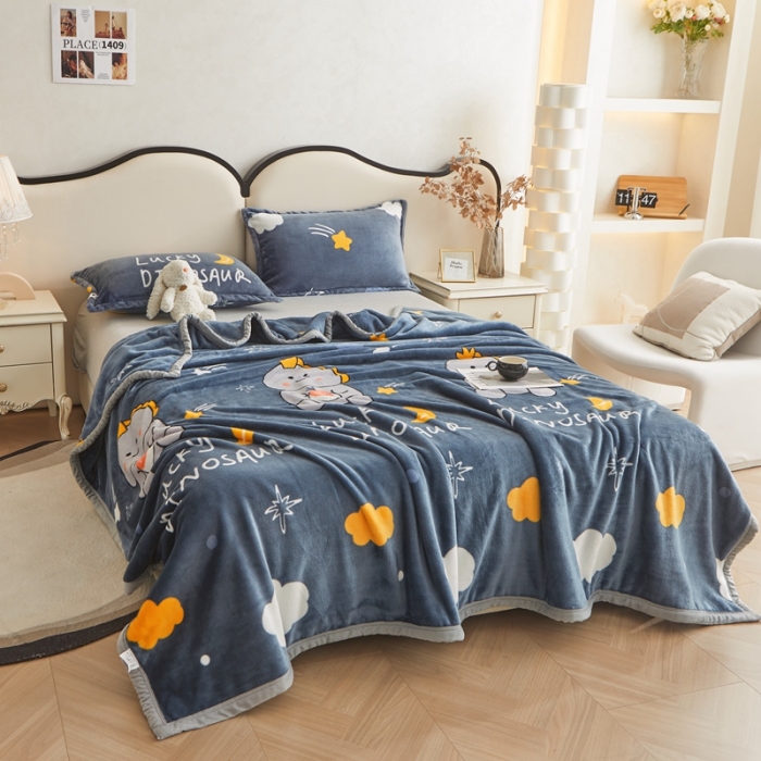 91家纺网 家纺一手货源 找家纺 雅萱 2024新款牛奶绒盖毯子毛毯午睡毯保暖加厚 草莓恐龙