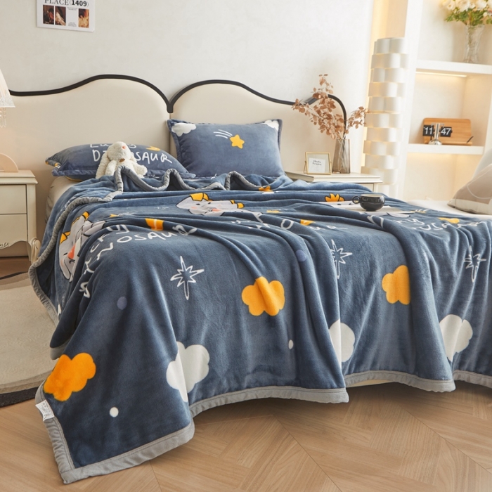 91家纺网 家纺一手货源 找家纺 雅萱 2024新款牛奶绒盖毯子毛毯午睡毯保暖加厚 草莓恐龙