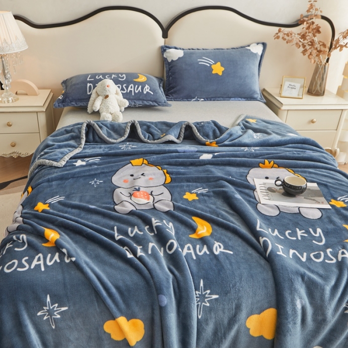 91家纺网 家纺一手货源 找家纺 雅萱 2024新款牛奶绒盖毯子毛毯午睡毯保暖加厚 草莓恐龙