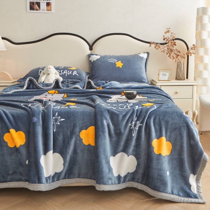 91家纺网 家纺一手货源 找家纺 雅萱 2024新款牛奶绒盖毯子毛毯午睡毯保暖加厚 草莓恐龙