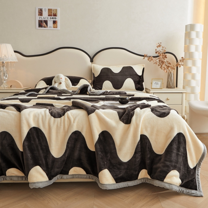 91家纺网 家纺一手货源 找家纺 雅萱 2024新款牛奶绒盖毯子毛毯午睡毯保暖加厚 黑白波波