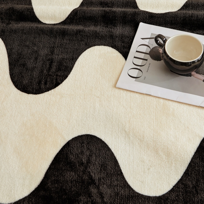 91家纺网 家纺一手货源 找家纺 雅萱 2024新款牛奶绒盖毯子毛毯午睡毯保暖加厚 黑白波波