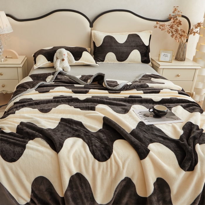 91家纺网 家纺一手货源 找家纺 雅萱 2024新款牛奶绒盖毯子毛毯午睡毯保暖加厚 黑白波波