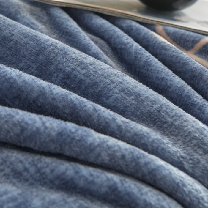 91家纺网 家纺一手货源 找家纺 雅萱 2024新款牛奶绒盖毯子毛毯午睡毯保暖加厚 小金鱼