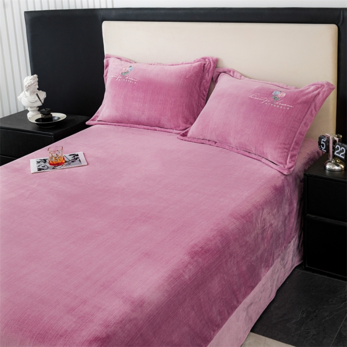 91家纺网 家纺一手货源 找家纺 新款230克纯色加厚肌理纹牛奶绒单床单肌理纹绣花-紫色
