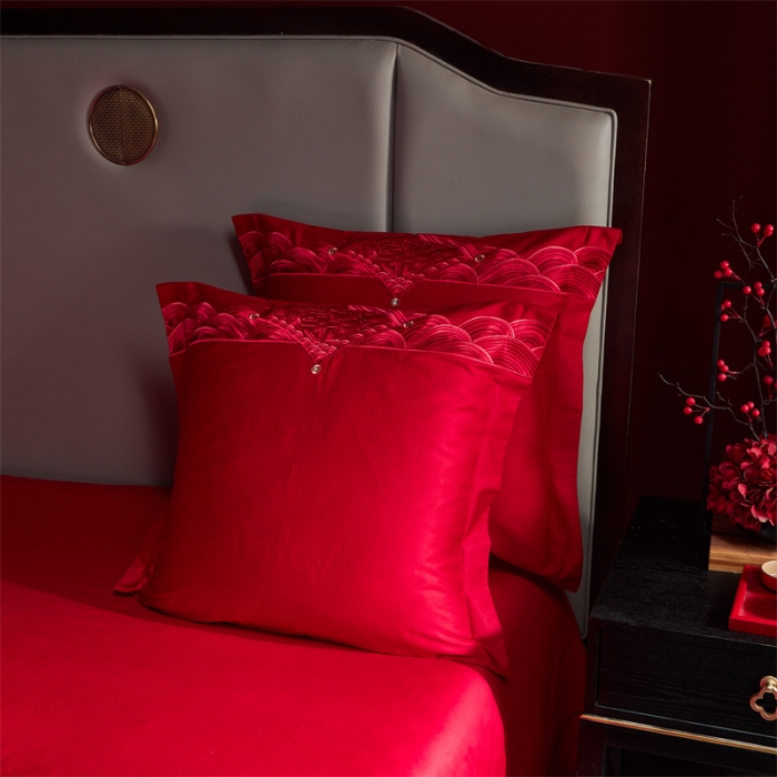 91家纺网 家纺一手货源 找家纺 宏羽纺 2023新款高支高密全棉贡缎提花婚庆套件 全棉情意绵绵-红