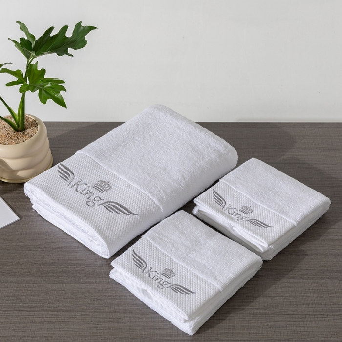 91家纺网 家纺一手货源 找家纺 2023新款全棉纯棉五星级酒店浴巾布草宾馆毛巾民宿铂金缎绣花面巾三件套