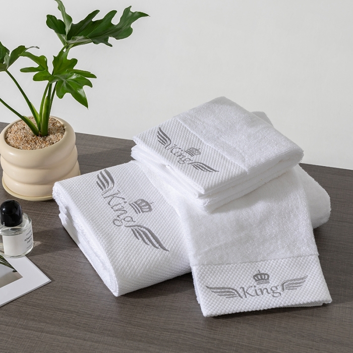 91家纺网 家纺一手货源 找家纺 2023新款全棉纯棉五星级酒店浴巾布草宾馆毛巾民宿铂金缎绣花面巾三件套