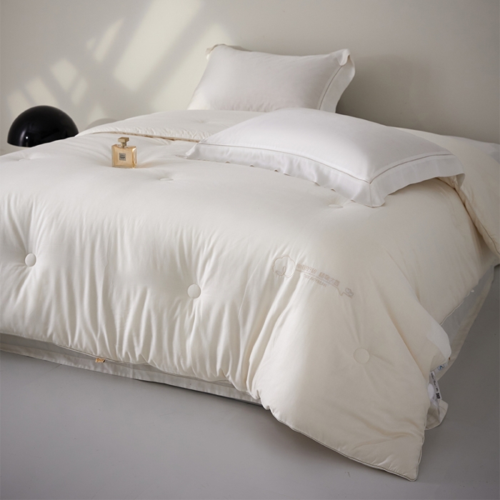 91家纺网 家纺一手货源 找家纺 纪梵茜家纺 高奢李官奇70%大豆被被子被芯-云端场景二