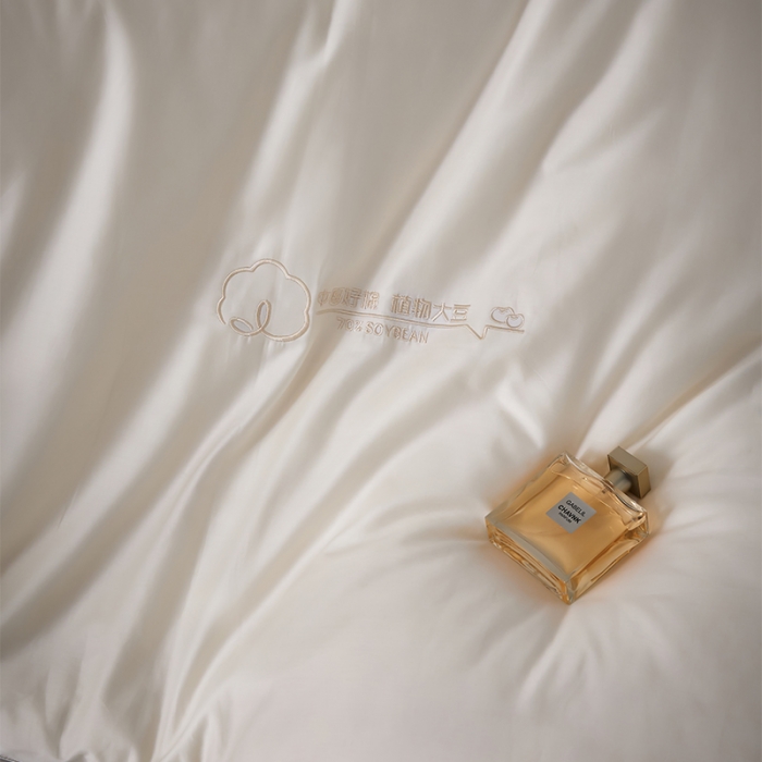 91家纺网 家纺一手货源 找家纺 纪梵茜家纺 高奢李官奇70%大豆被被子被芯-云端场景二