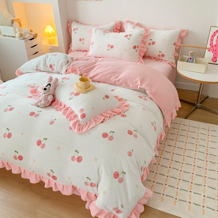 91家纺网 家纺一手货源 找家纺 吾欢心 2024新款韩版花边牛奶绒四件套 爱心小樱桃