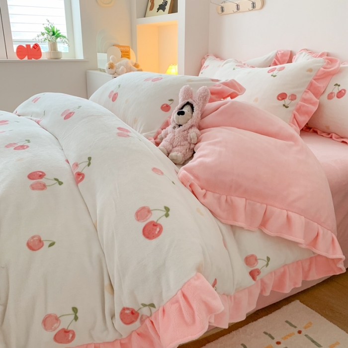 91家纺网 家纺一手货源 找家纺 吾欢心 2024新款韩版花边牛奶绒四件套 爱心小樱桃