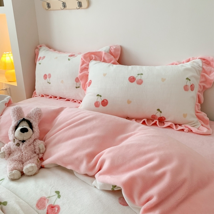 91家纺网 家纺一手货源 找家纺 吾欢心 2024新款韩版花边牛奶绒四件套 爱心小樱桃