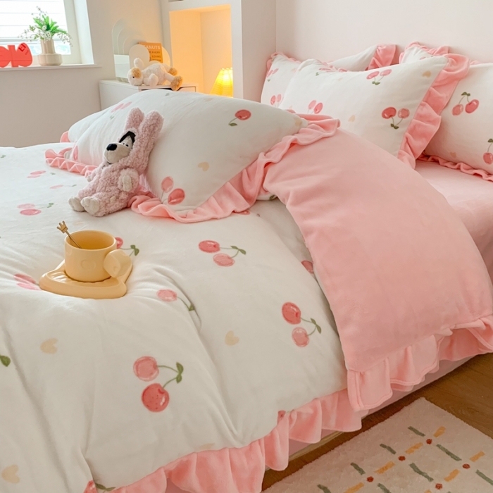 91家纺网 家纺一手货源 找家纺 吾欢心 2024新款韩版花边牛奶绒四件套 爱心小樱桃