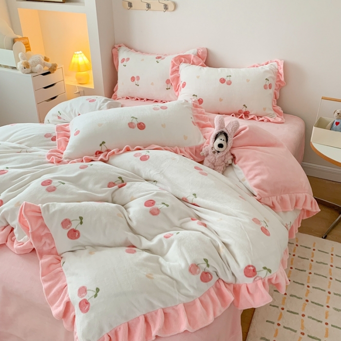 91家纺网 家纺一手货源 找家纺 吾欢心 2024新款韩版花边牛奶绒四件套 爱心小樱桃