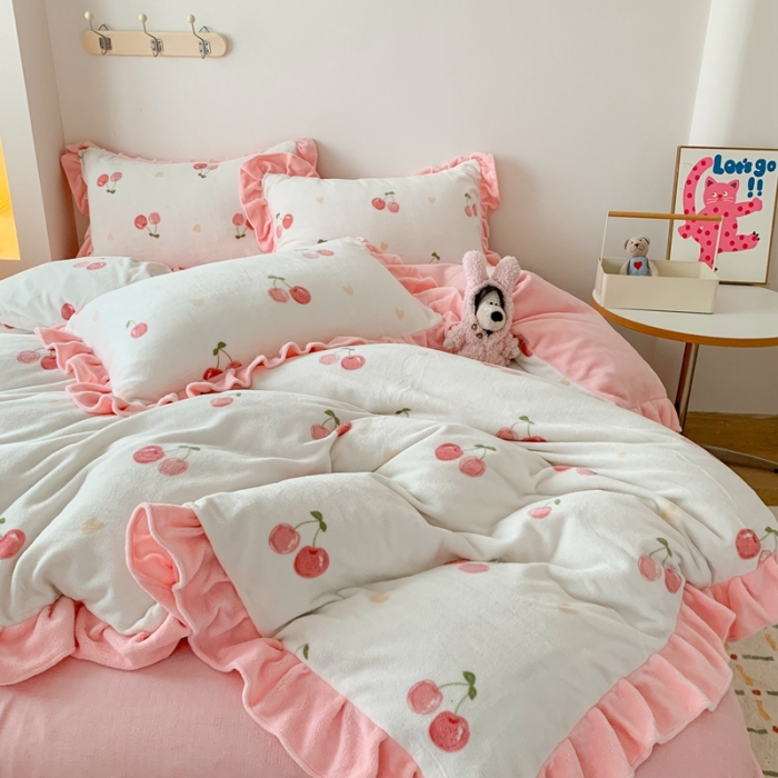 91家纺网 家纺一手货源 找家纺 吾欢心 2024新款韩版花边牛奶绒四件套 爱心小樱桃