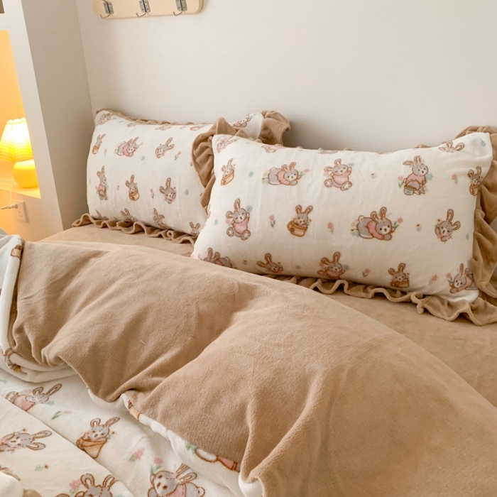 91家纺网 家纺一手货源 找家纺 吾欢心 2024新款韩版花边牛奶绒四件套 调皮小兔