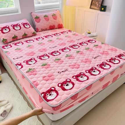 91家纺网 家纺一手货源 找家纺 情煊家纺 2023新款保暖牛奶绒夹棉床笠 莓果熊